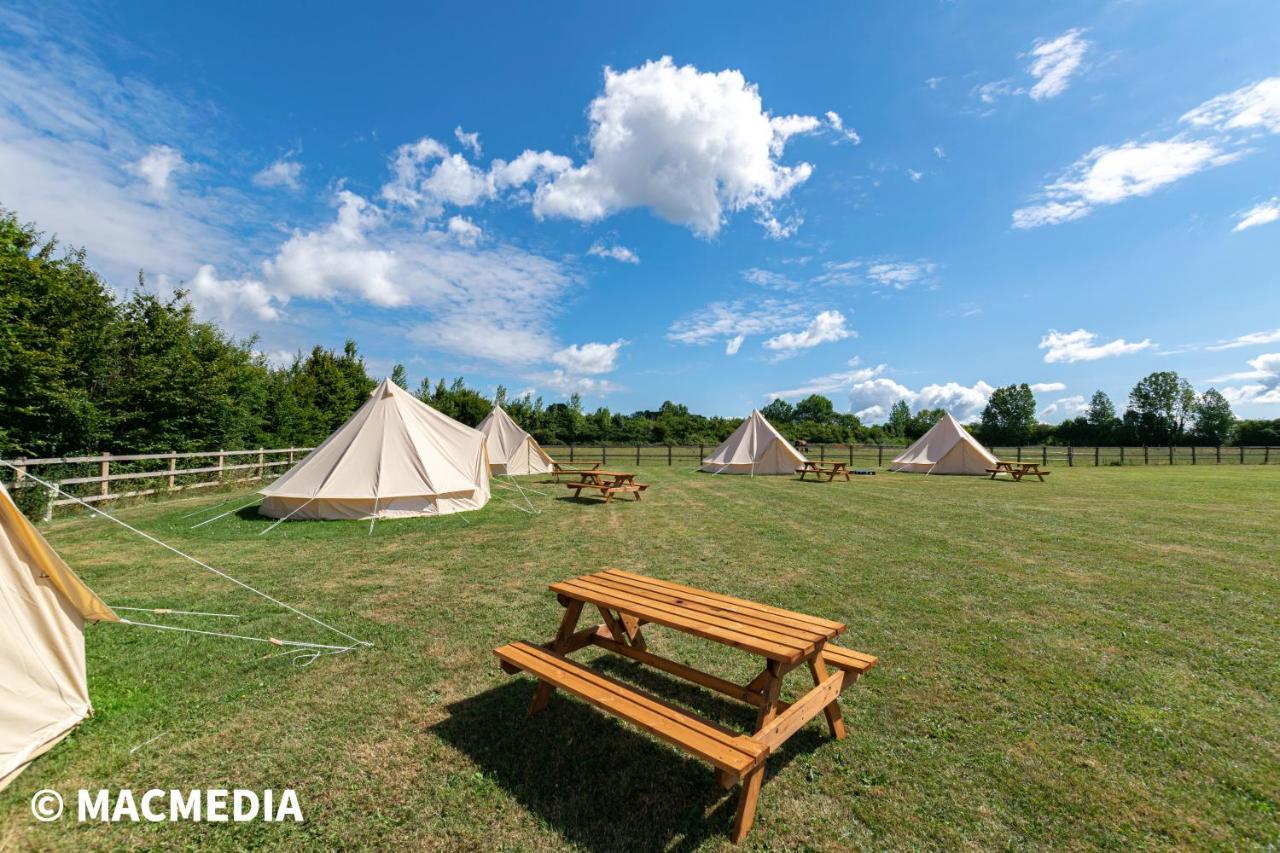 Bell Tent Glamping At Marwell Resort Winchester Extérieur photo