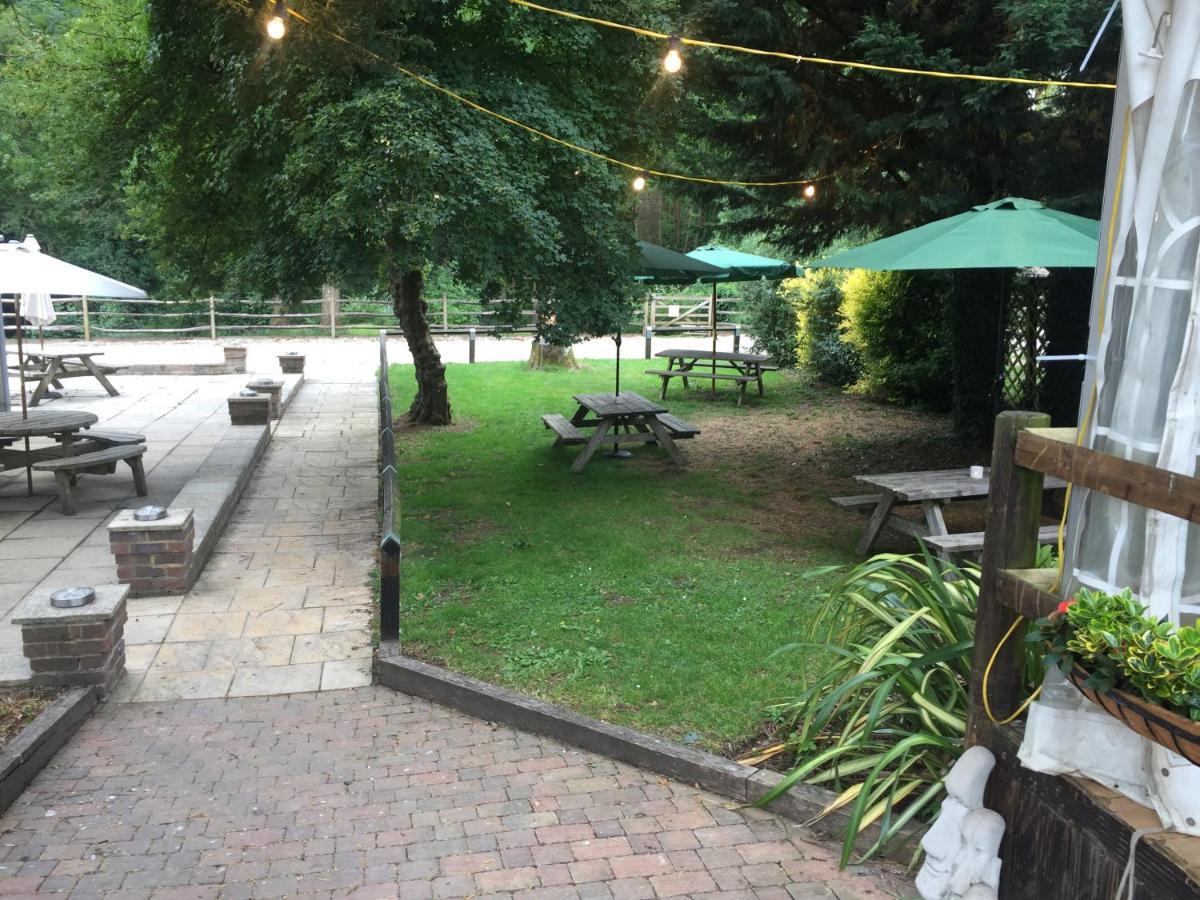 Bell Tent Glamping At Marwell Resort Winchester Extérieur photo