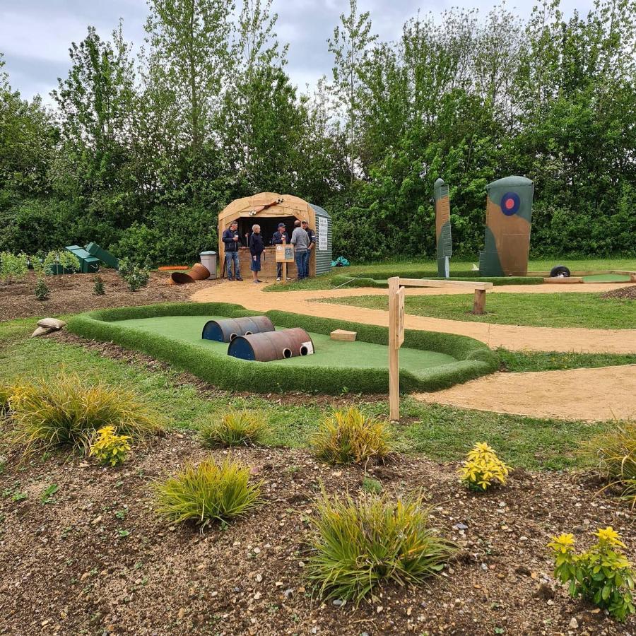 Bell Tent Glamping At Marwell Resort Winchester Extérieur photo