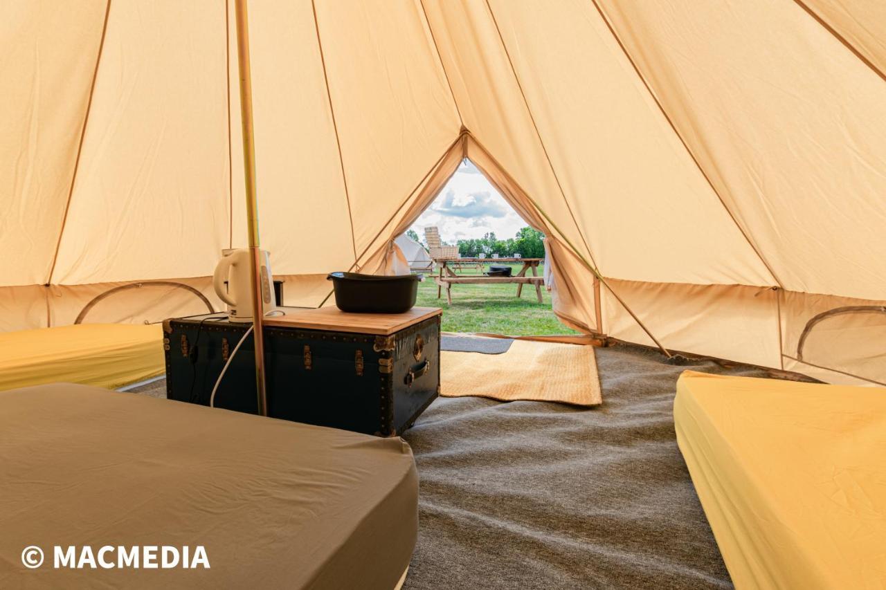 Bell Tent Glamping At Marwell Resort Winchester Extérieur photo