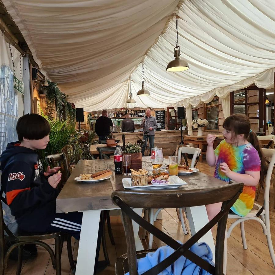 Bell Tent Glamping At Marwell Resort Winchester Extérieur photo