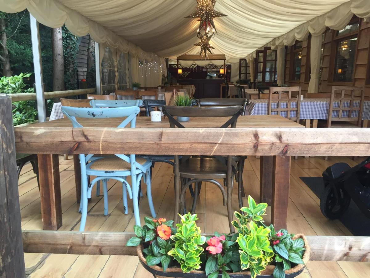 Bell Tent Glamping At Marwell Resort Winchester Extérieur photo